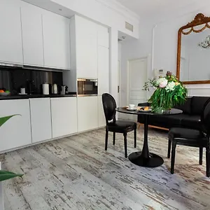  Apartment La Luna In Old Town Of