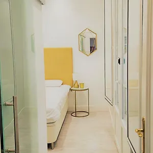  Apartment & Away In The Heart Of Historical Town Of
